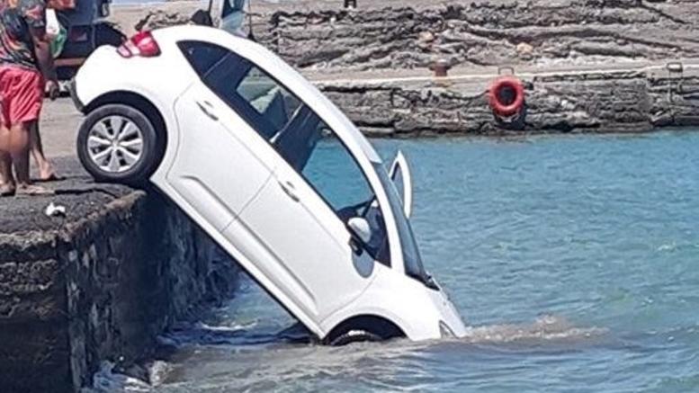 Κρήτη: Τουρίστες έριξαν το αυτοκίνητό τους στη θάλασσα (φωτό)