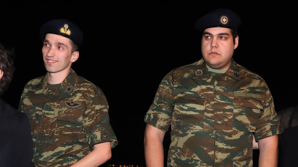 Έκπληκτοι δηλώνουν οι δικηγόροι των 2 στρατιωτικών για την αποφυλάκισή τους (βίντεο)