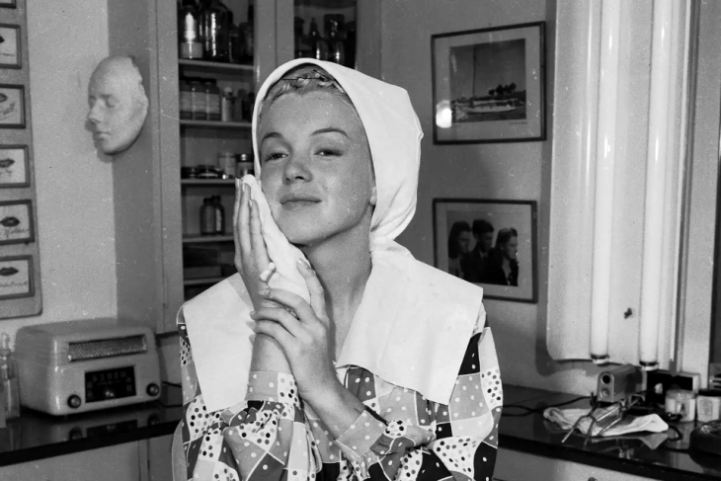 Ξενάγηση στο σπίτι που πέθανε η Marilyn Monroe – Ποιος μένει εκεί σήμερα; (φωτό)