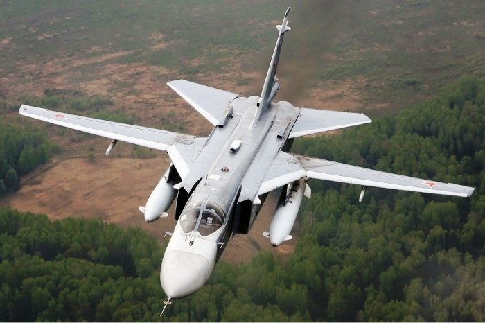Βίντεο μέσα από το πιλοτήριο: Υποστρατηγικό μαχητικό κρούσης Su-24 σε… εξαιρετικά χαμηλή πτήση!