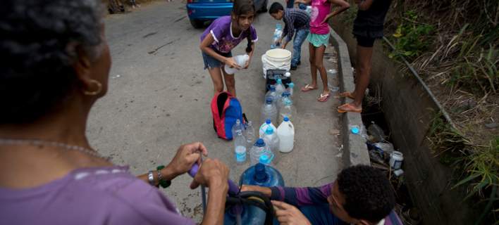 Βενεζουέλα: Αναβάλλουν χειρουργεία γιατί δεν έχουν… νερό να πλύνουν τα εργαλεία (φωτό – βίντεο)