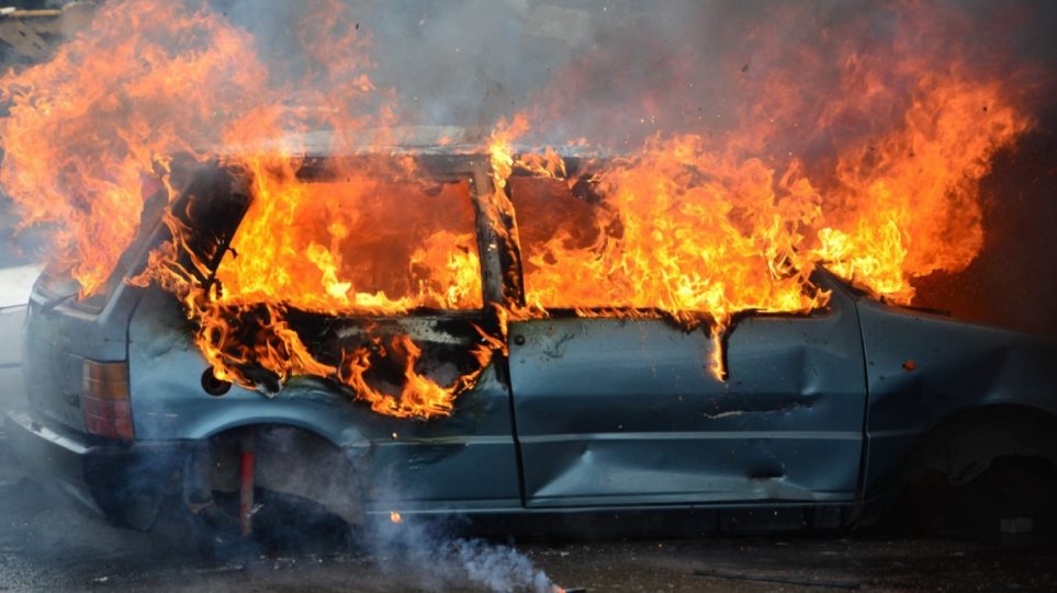 Φωτιά σε αυτοκίνητο στην συμβολή των οδών Κηφισίας – Παπανικολή