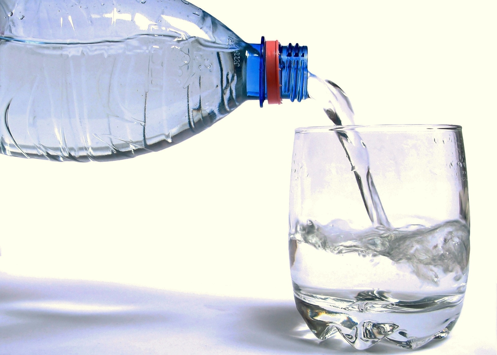 Μήπως υπάρχουν και ώρες της ημέρας που δε πρέπει να πίνεις νερό; Ποιές είναι;
