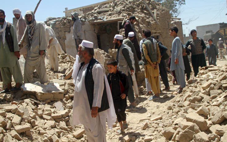 Ο πρόεδρος του Αφγανιστάν μετρά τις πληγές από το πέρασμα των Ταλιμπάν στην πόλη Γκάζνι (φωτό)