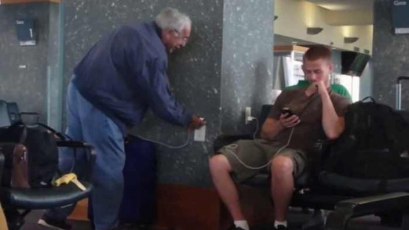 Φάρσα σε αεροδρόμιο: Έφτιαξαν αυτοκόλλητα – πρίζες για να τρολάρουν τους επιβάτες (φωτό – βίντεο)