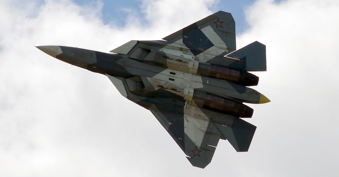 Το Su-57 εντυπωσιάζει σε αεροπορική επίδειξη με αληθινά πυρά (βίντεο)