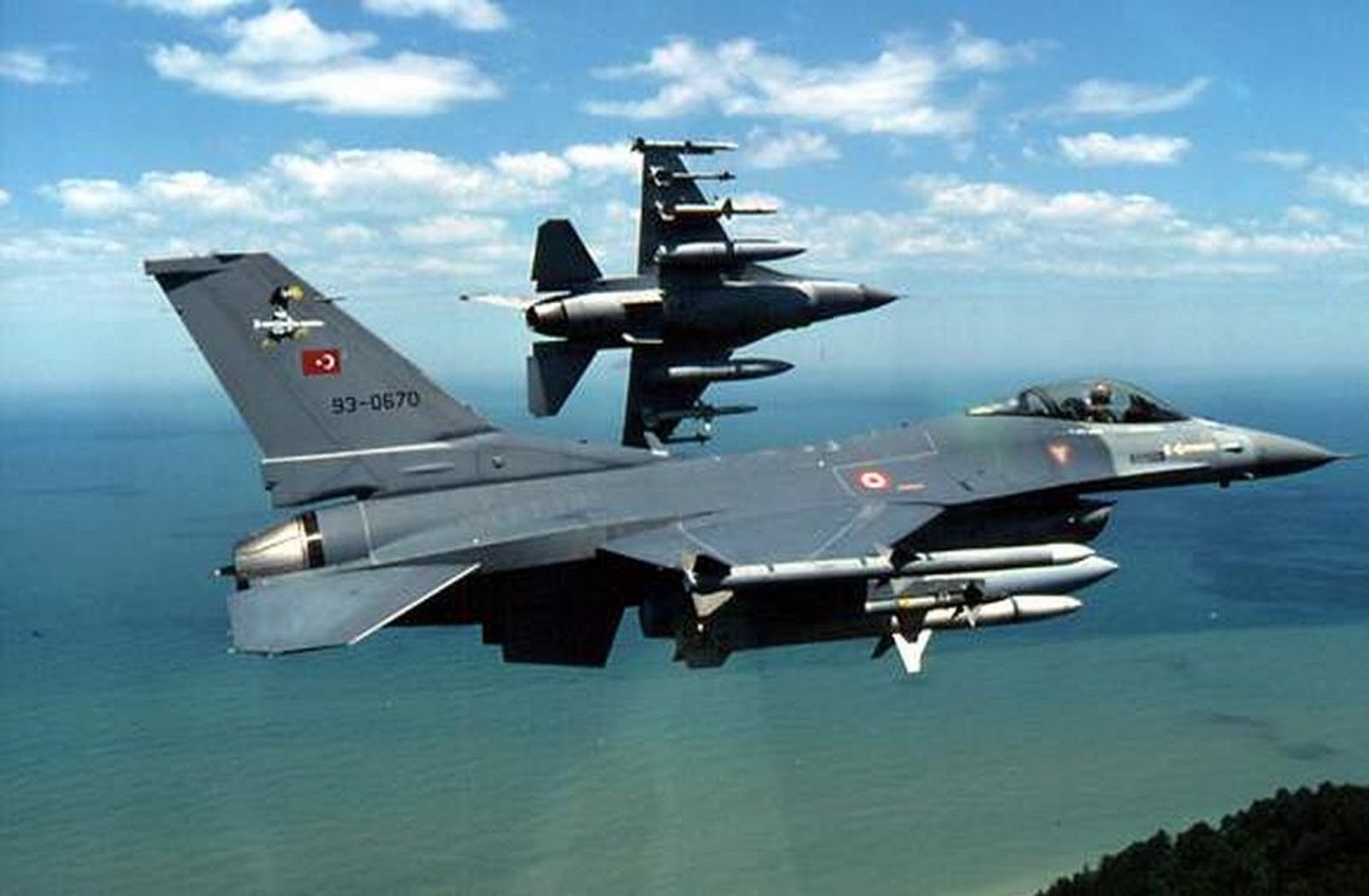 Την ώρα που τα ελληνικά F-16 συνόδευαν το αεροπλάνο στα Χανιά τουρκικά μαχητικά έκαναν παραβιάσεις στο Αιγαίο