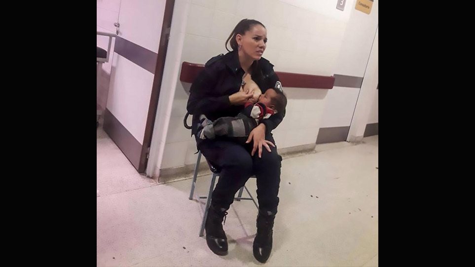 Αστυνομικός στην Αργεντινή θηλάζει εγκαταλελειμμένο μωρό (φωτό)