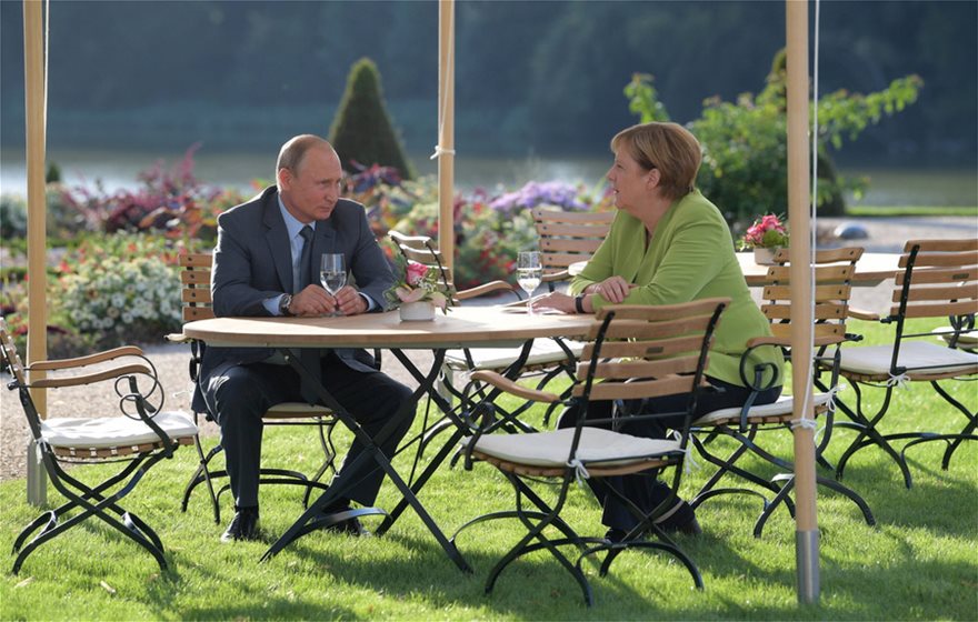 Ο διάλογος Μέρκελ-Πούτιν μέσα από τον φωτογραφικό φακό: Από το Ιράν μέχρι τον Nord Stream 2 σε μια συνάντηση (φώτο)