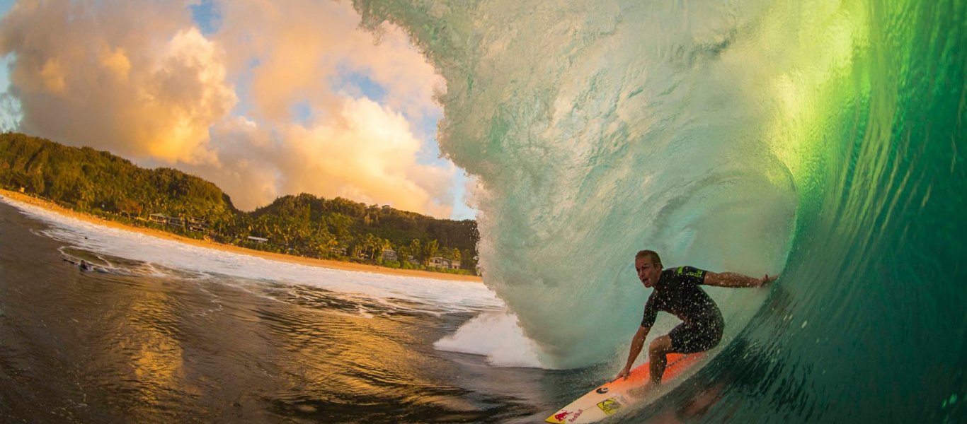 Big waves: Εντυπωσιακό βίντεο από surfer που «δαμάζουν» τα κύματα