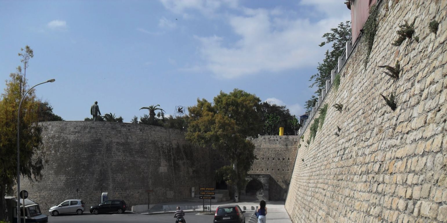 Ηράκλειο: Γυναίκα αποπειράθηκε να αυτοκτονήσει πέφτοντας από τα ενετικά τείχη