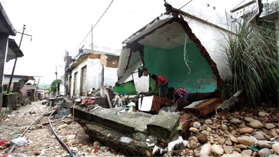 Ινδία: 370 άνθρωποι έχασαν τη ζωή τους από τις καταστροφικές πλημμύρες (βίντεο)