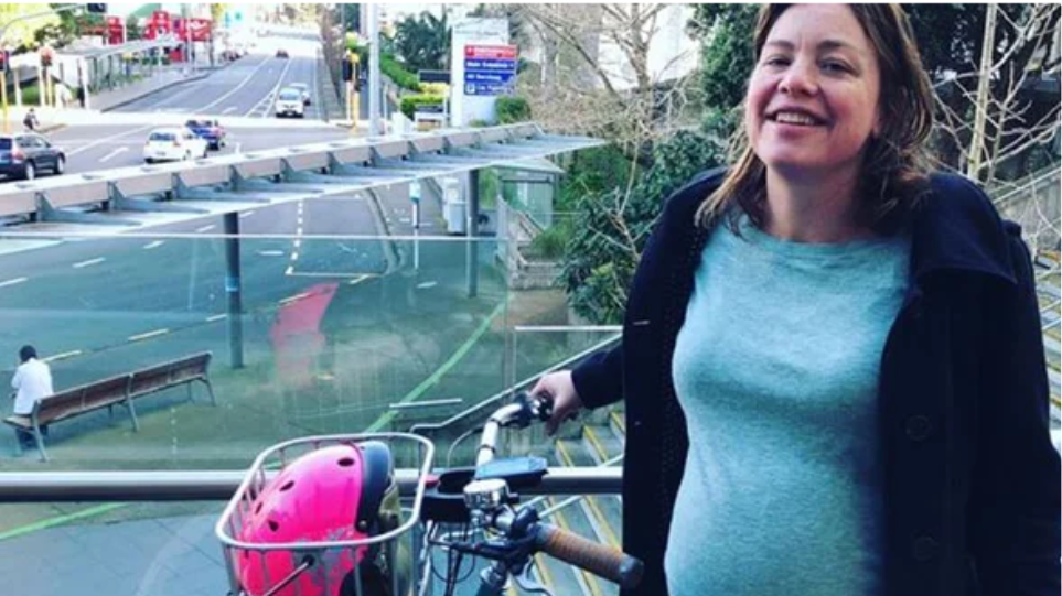 Υπουργός της Νέας Ζηλανδίας πήγε στο νοσοκομείο να γεννήσει με ποδήλατο