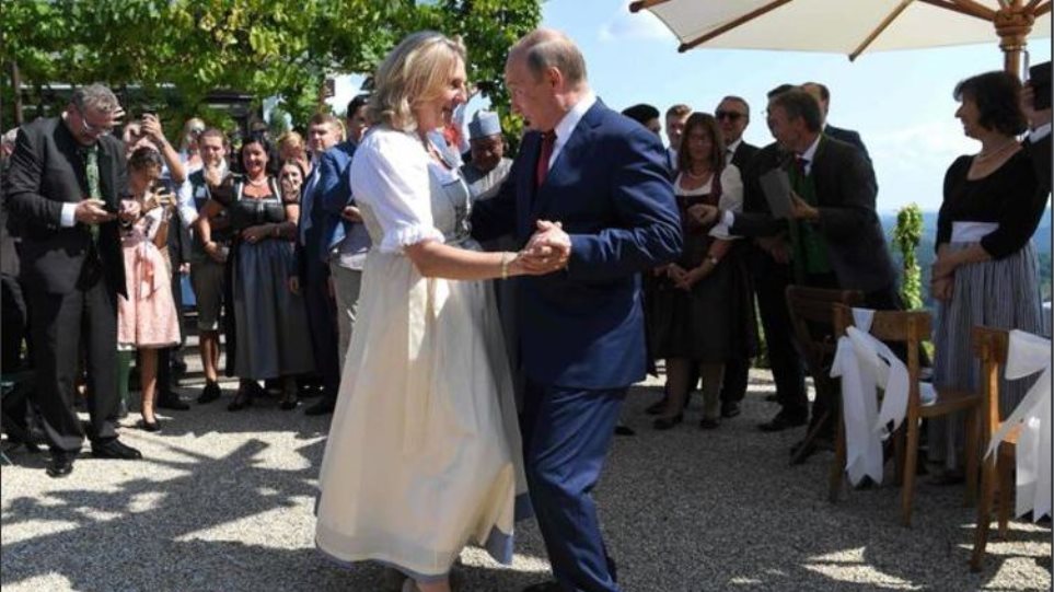 O Πούτιν εκτός από πολιτική… ξέρει να χορεύει και βαλς – Ο χορός στο γάμο της Αυστριακής ΥΠΕΞ (βίντεο)