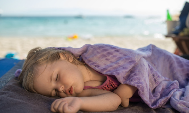 Ύπνος: Xρειάζεται πρόγραμμα ακόμα και στις  διακοπές για τα παιδιά