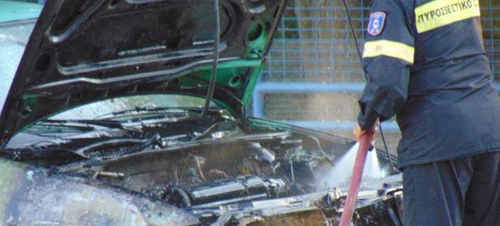 Τρίκαλα: Από θαύμα σώθηκε ένας οδηγός – άρπαξε φωτιά το αμάξι του στη μέση του δρόμου (βίντεο)