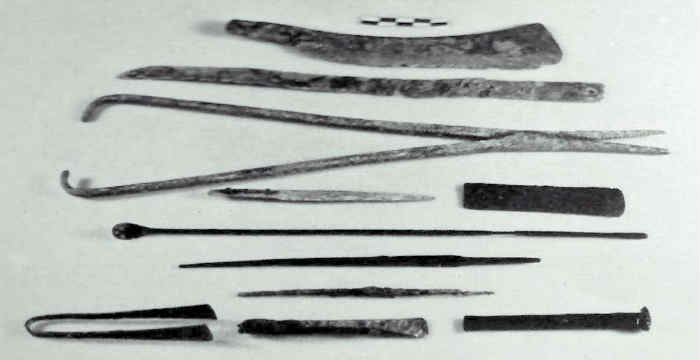 Τα χειρουργικά εργαλεία του γιατρού από τον τάφο στο Παλαμήδι.