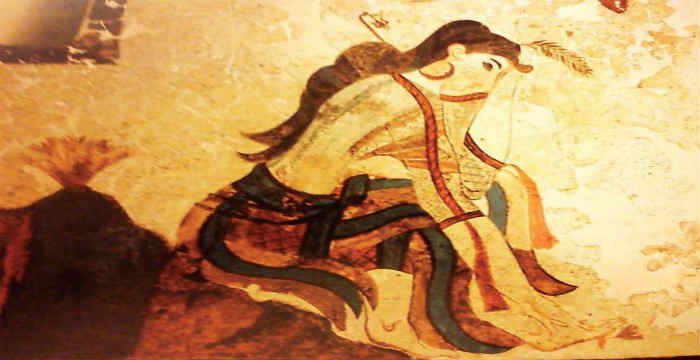 τοιχογραφία από το Ακρωτήρι Θήρας που εικονίζει καθισμένη γυναικεία μορφή. Εχει τραυματιστεί στην πατούσα και από το αίμα που έτρεξε κοκκίνισε ο κρόκος.