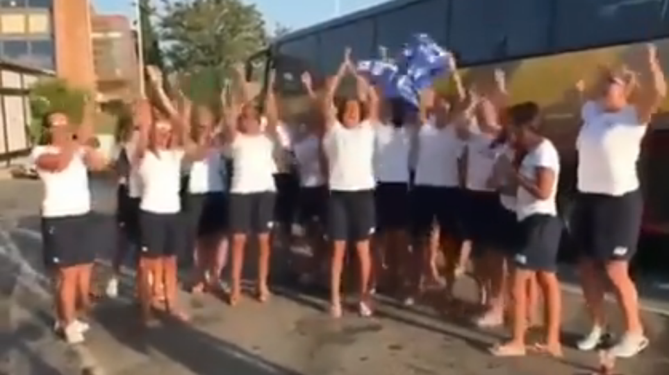 Βίντεο: Τα κορίτσια του πόλο αποθεώνουν τους Εφήβους για την κατάκτηση του Παγκοσμίου πρωταθλήματος!