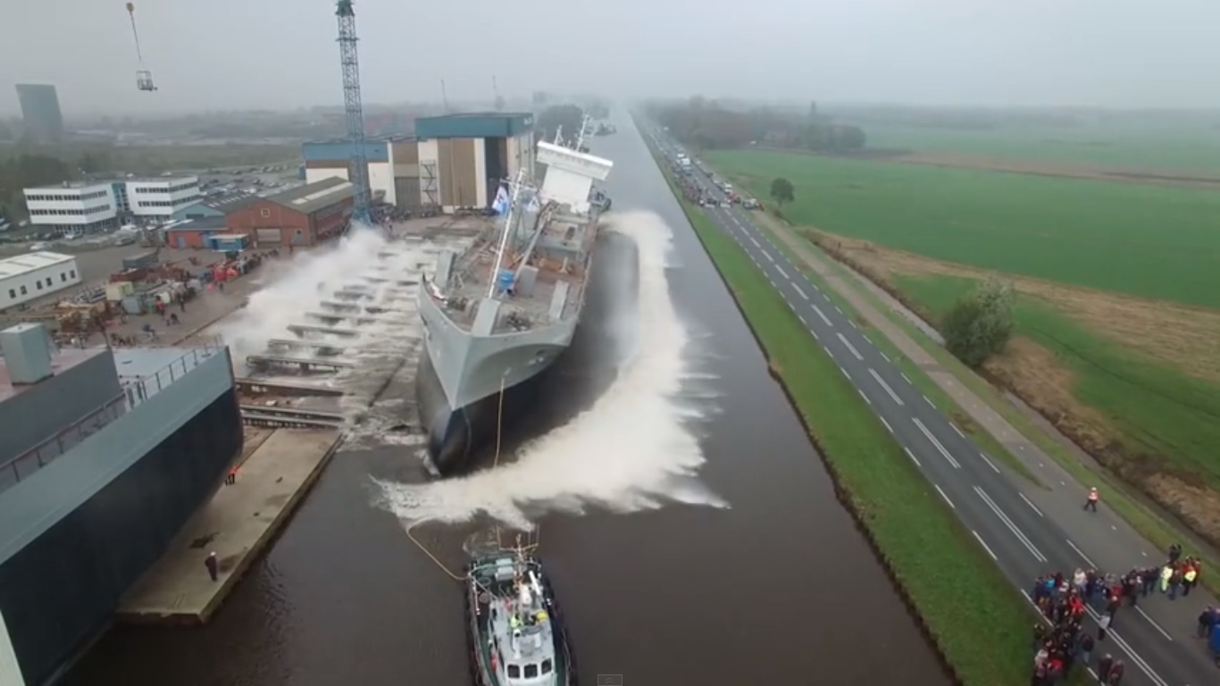 Η στιγμή που πλοίο πέφτει για πρώτη φορά στο νερό! (βίντεο)