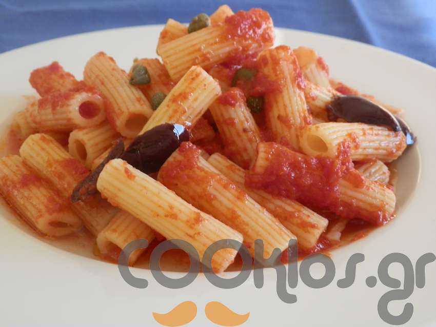 Η συνταγή της ημέρας: Ριγκατόνι σε κόκκινη σάλτσα πάπρικας με κάπαρη κι ελιές