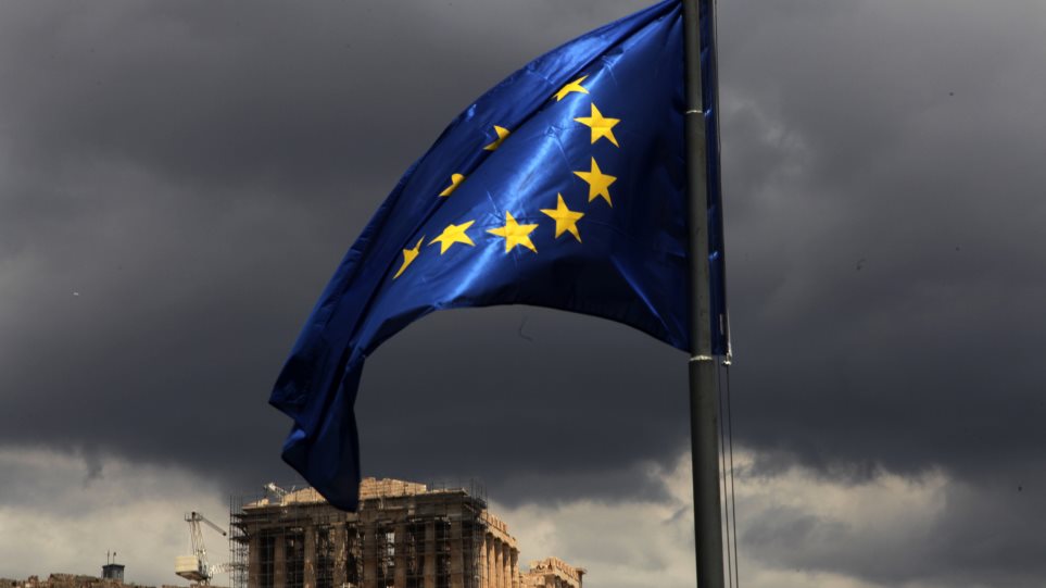 «Η Ελλάδα μπορεί να βγαίνει από το τελευταίο μνημόνιο αλλά έχει μακρύ δρόμο μπροστά της» αναφέρει ηTelegraph