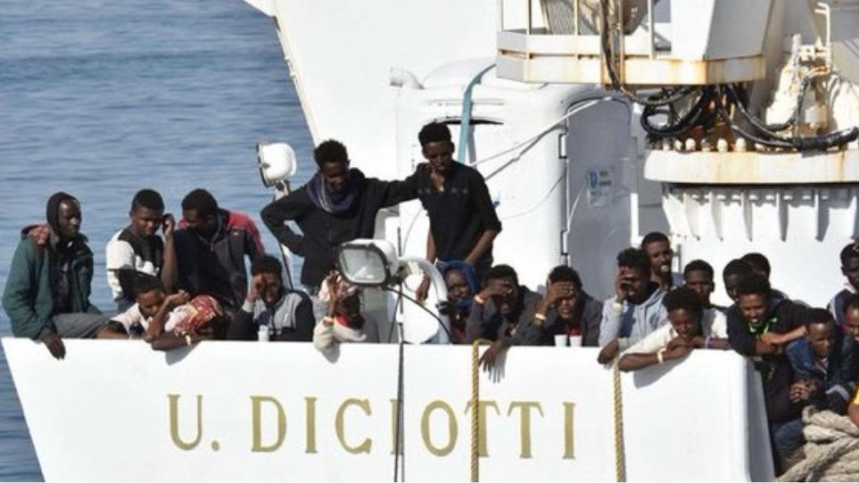 Με συμπτώματα ψώρας πρόσφυγες και μετανάστες στο πλοίο Diciotti – Δεν εγκρίνει την αποβίβασή τους η Ιταλία