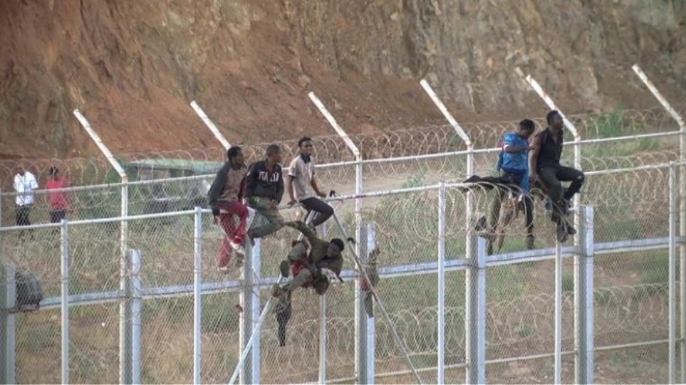 Η Ισπανία αντέδρασε άμεσα στην παραβίαση των συνόρων της: Έστειλε πίσω στο Μαρόκο 116 παράνομους μετανάστες