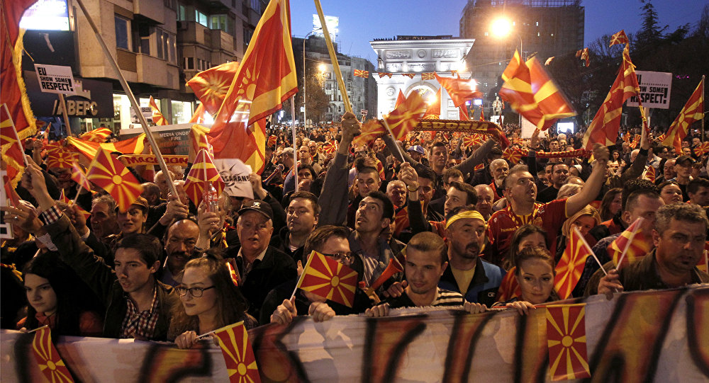 Εκρηκτικό κλίμα στα Σκόπια πριν το δημοψήφισμα – Αφόρητες πιέσεις από τη Δύση – «Ζάεφ προδότη»