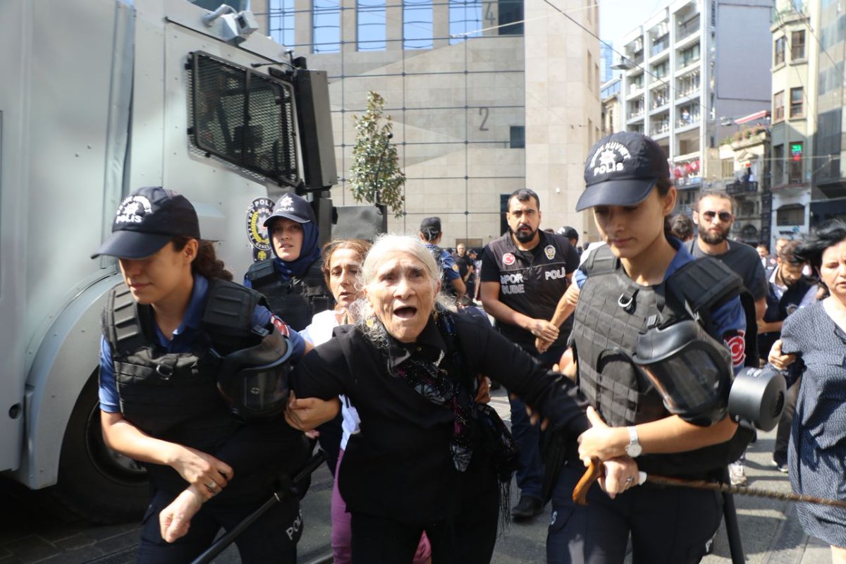 20 συλλήψεις στην απαγορευμένη διαδήλωση των «Μητέρων του Σαββάτου» στην Κωνσταντινούπολη (φώτο-βίντεο)