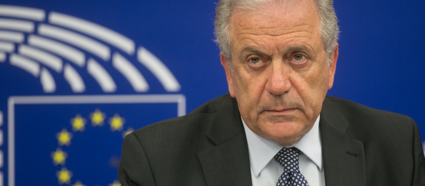 «Όποιος επιτίθεται στην ΕΕ πυροβολεί τα πόδια του» – Ο Αβραμόπουλος μιλά για τις εντάσεις ΕΕ-Ιταλίας