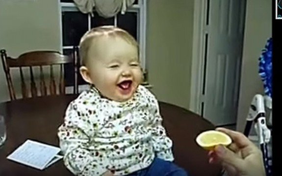 Ξεκαρδιστικό βίντεο: Δείτε τις αντιδράσεις μωρών όταν δοκιμάζουν για πρώτη φορά κάποιες τροφές!