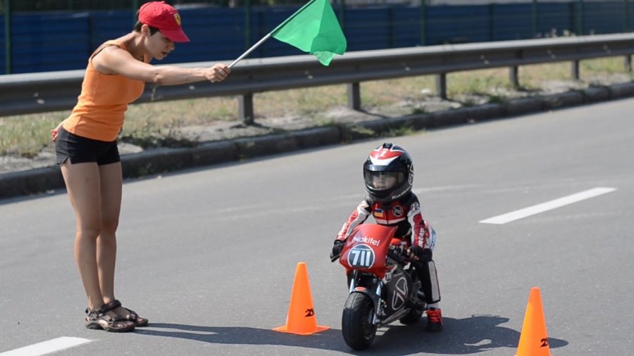 4χρονος οδηγός μοτοσικλέτας… σπάει όλα τα κοντέρ! (βίντεο)