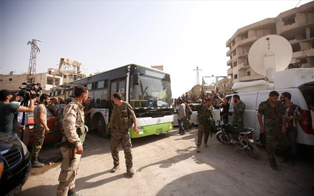 Χιλιάδες οι Σύροι πολίτες επιστρέφουν στην Νταράγια μετά την απελευθέρωσή της και τη συντριβή των ισλαμιστών ανταρτών