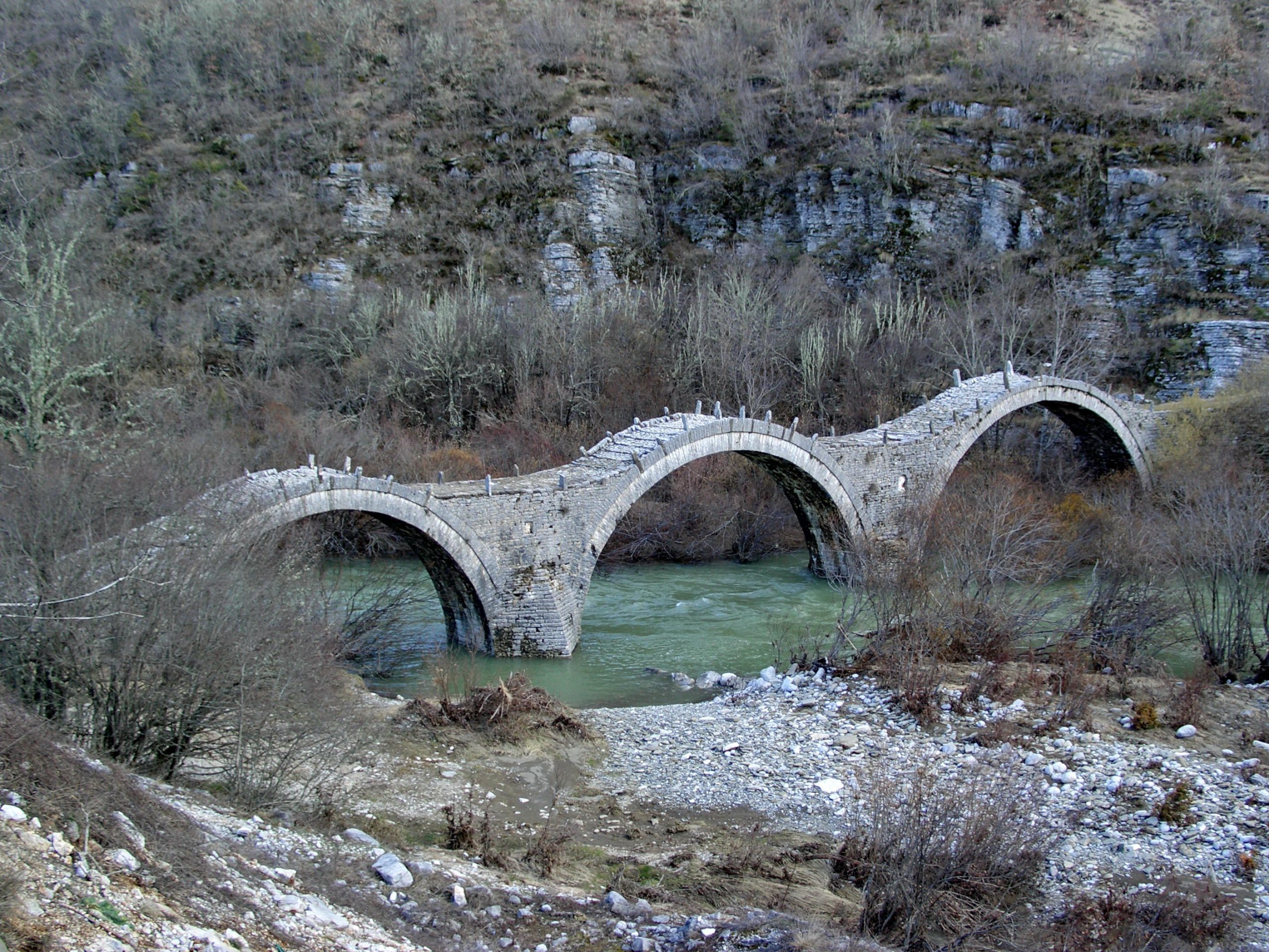 Ιωάννινα: Εκτελούνται εργασίες αποκατάστασης της ζημιάς στο τρίτοξο γεφύρι του Ζαγορίου
