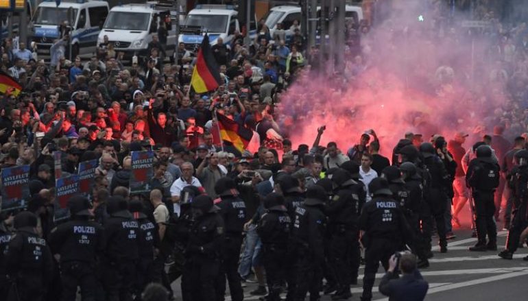 Γερμανία: Ακροαριστεροί και μετανάστες συγκρούονται με δεξιούς για 3η ημέρα στο Κέμνιτς