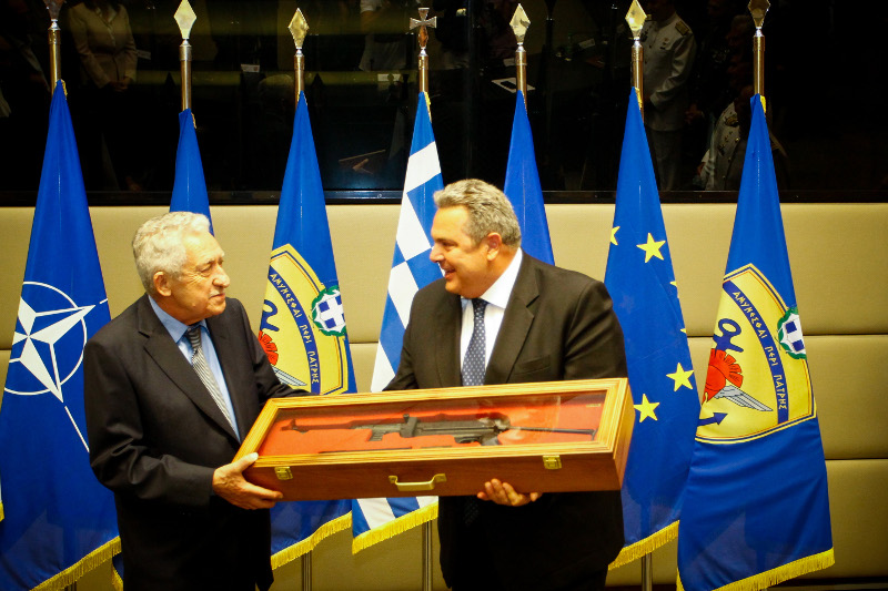 Με ένα ΑΚ-47 Καλάσνικοφ ανά χείρας έφυγε από το ΥΠΕΘΑ ο Φ.Κουβέλης! – Δώρο από τον Π.Καμμένο