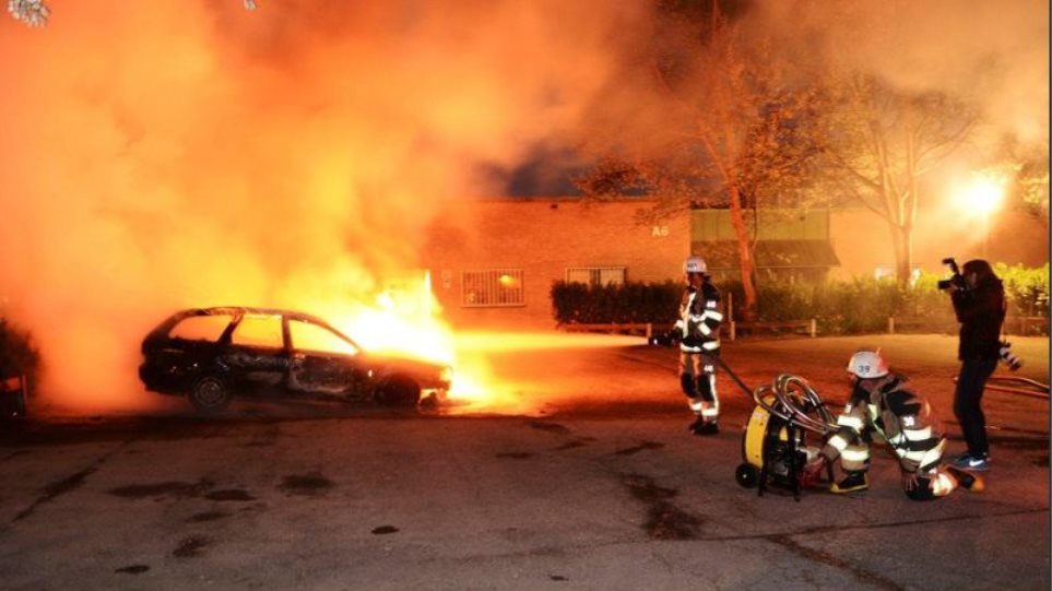 Η Σουηδία ζει το… θαύμα του «πολύ»-πολιτισμού: Αλλοδαποί σε νέα φρενίτιδα εμπρησμών πυρπολούν αυτοκίνητα