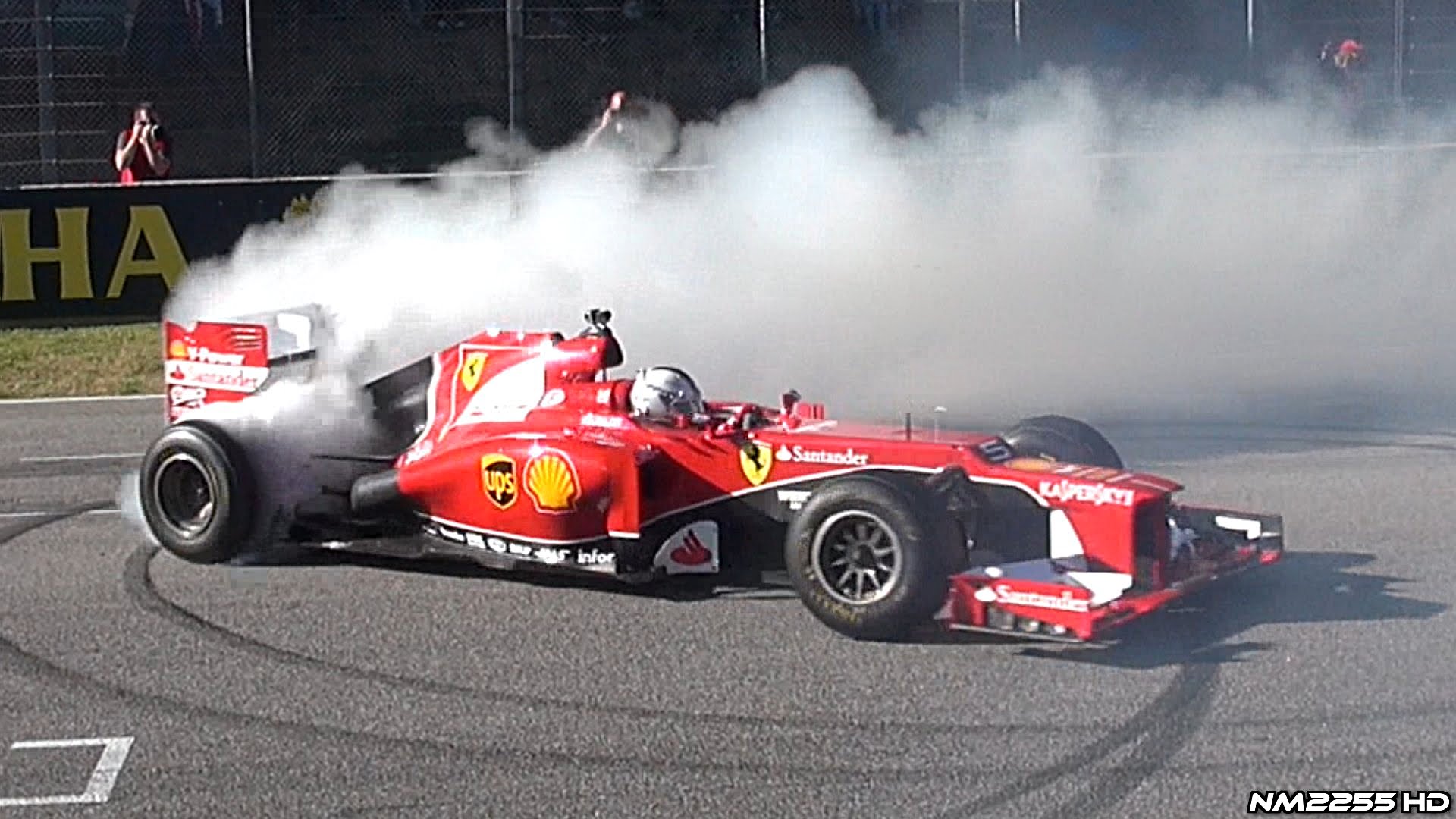 «Γκάφα» πρωταθλητή! Ο Φέτελ τράκαρε τη Ferrari σε αγώνα επίδειξης (βίντεο)