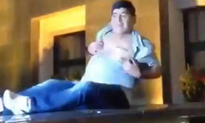 Παράξενες σκηνές: Ο μεθυσμένος Μαραντόνα ξεγυμνώθηκε πάνω σε τζιπ και άρχισε να τσιμπιέται (βίντεο)