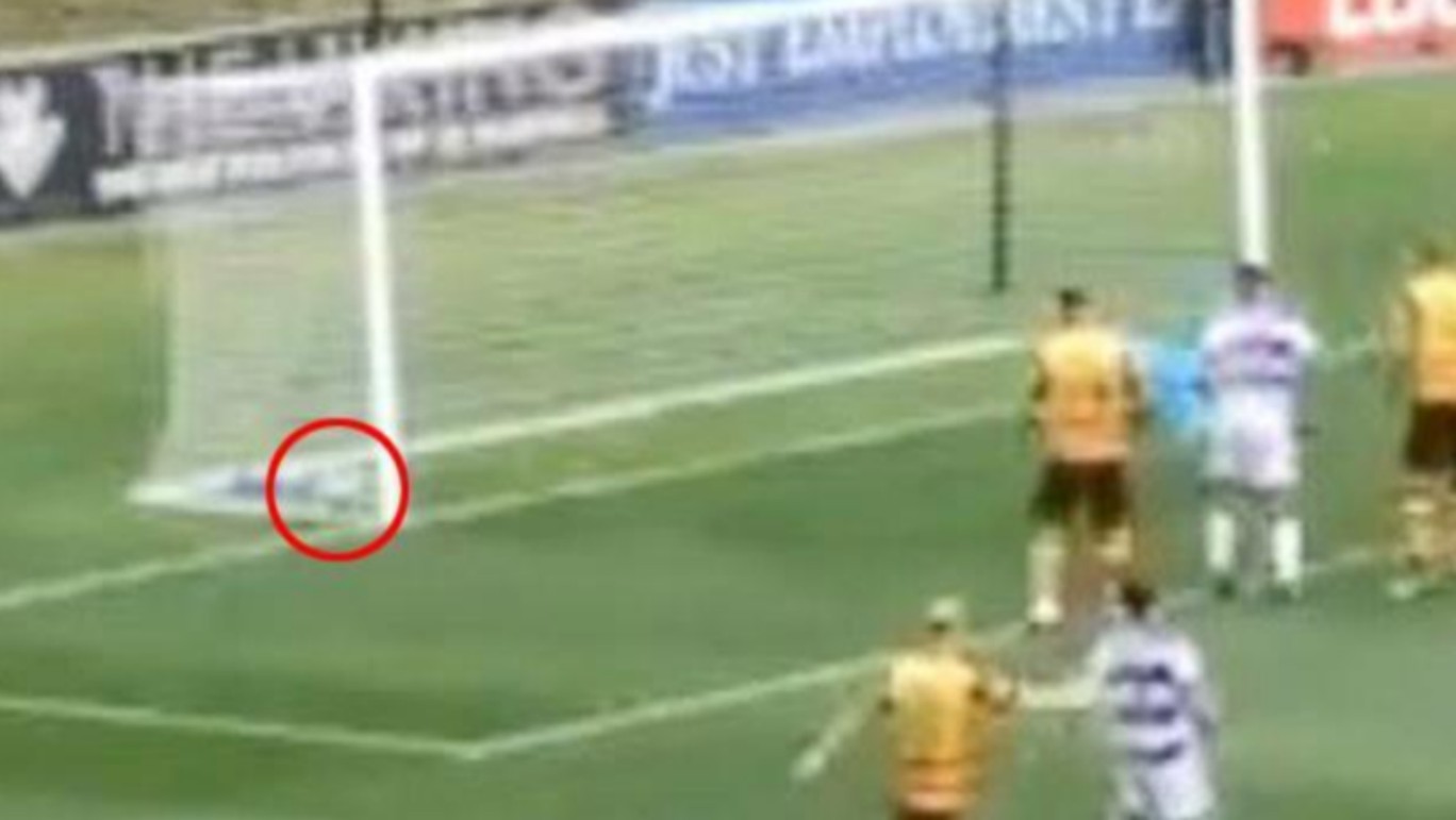 Απίστευτο περιστατικό: Η μπάλα στα δίχτυα, ο διαιτητής όμως δίνει…αουτ! (Βιντεο)