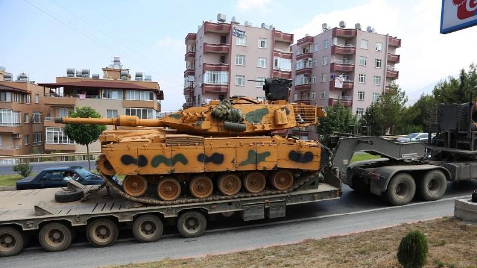 Τουρκικά άρματα μάχης μεταφέρονται στα σύνορα με την Συρία