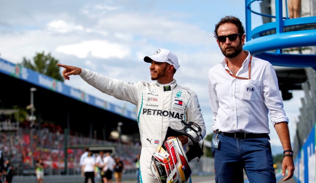 Πώς ο Hamilton πήρε τη νίκη από τη Ferrari μέσα στην έδρα της