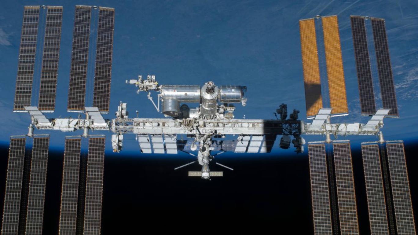Διεθνής Διαστημικός Σταθμός: Από ανθρώπινο χέρι η μικρή ρωγμή και όχι απο μετερωρίτη