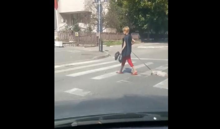 Γυναίκα βγάζει βόλτα το νεκρό σκύλο της: «Δεν ξέρω τι έχει πάθει» (βίντεο)