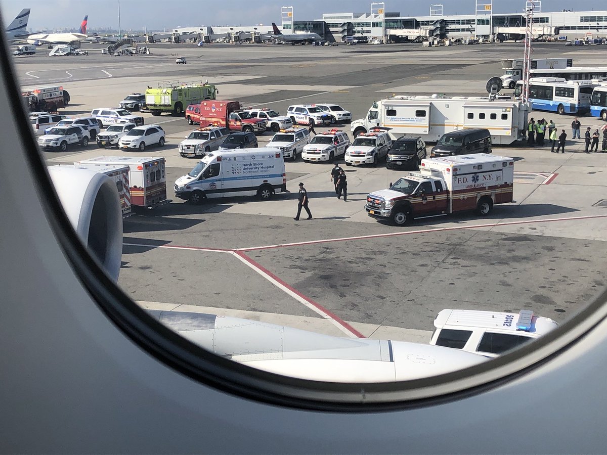 Θρίλερ με αεροσκάφος της Emirates: Τέθηκε σε καραντίνα, αρρώστησαν 100 επιβάτες κατά την πτήση (φώτο-βίντεο)