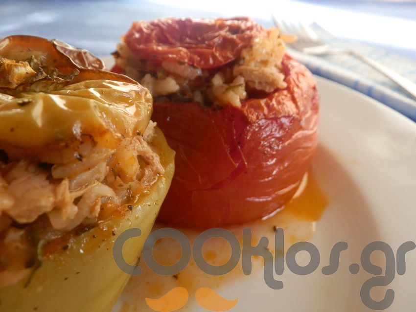 Η συνταγή της ημέρας: Ντομάτες και πιπεριές γεμιστές με τόνο
