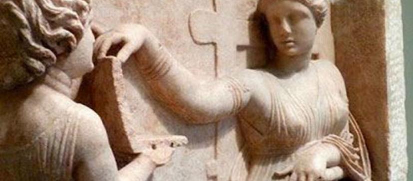 Άφωνοι οι ερευνητές: Αρχαία Ελληνίδα με κάτι σαν… λάπτοπ σε γλυπτό του 100 π.Χ. (φωτό)
