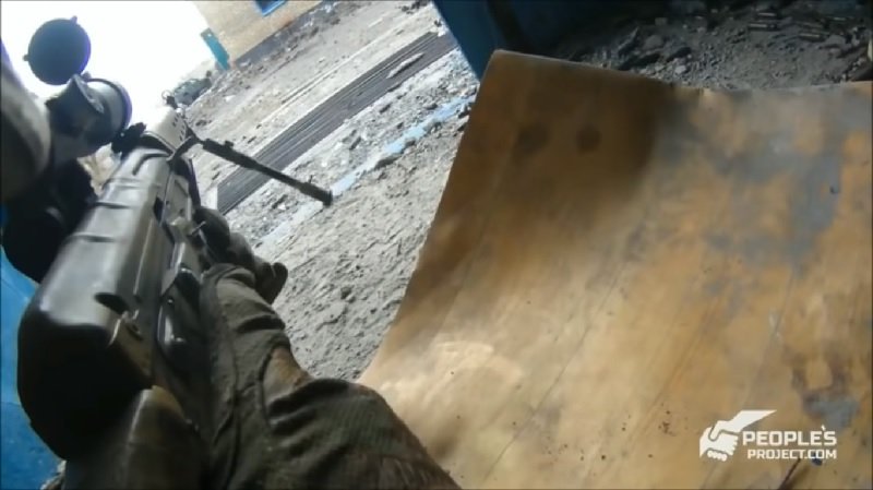 Πλάνα από τις μάχες στην Ουκρανία – Σφαίρες ξύνουν τα κράνη στρατιωτών του Κιέβου (βίντεο)