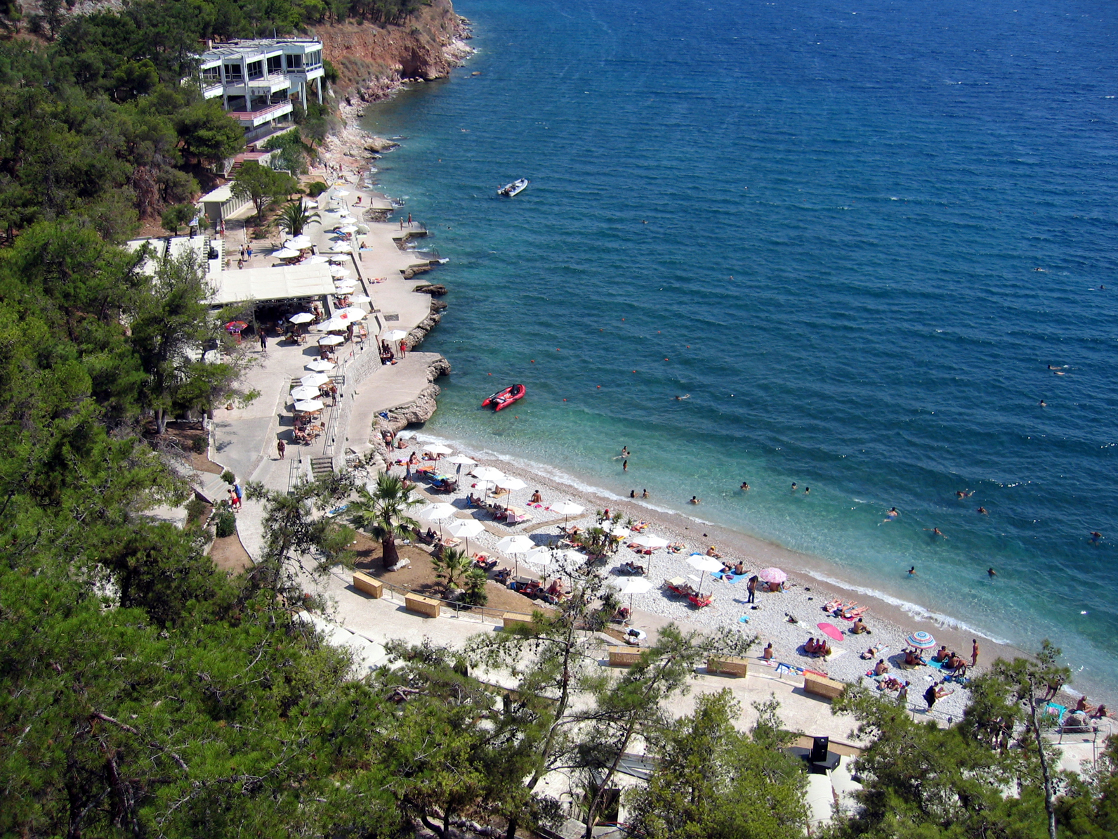 Η πανέμορφη παραλία της Αρβανιτιάς μπροστά από το «Φάντασμα του Ναυπλίου» (βίντεο)